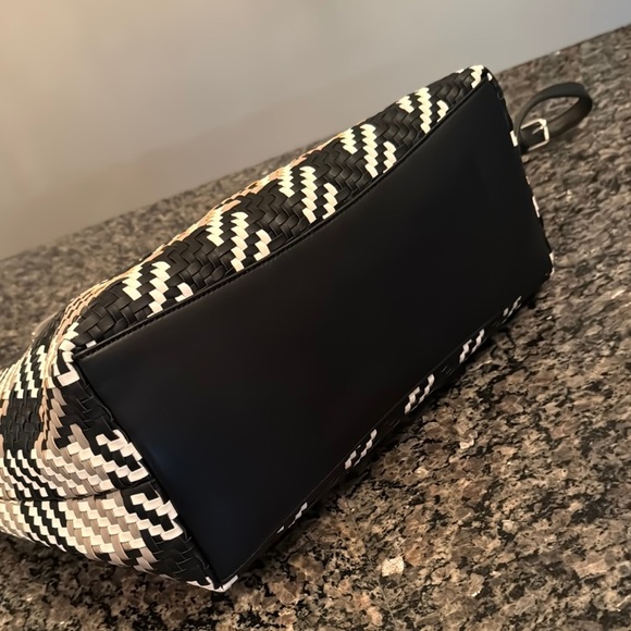 Calvin Klein woven Black taupe and White Chevron large Tote EUC - Picture 7 of 16